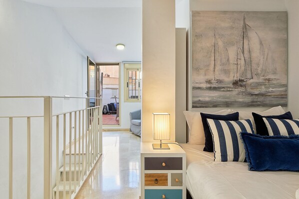 2 chambres, fer et planche à repasser, lit de bébé portatif