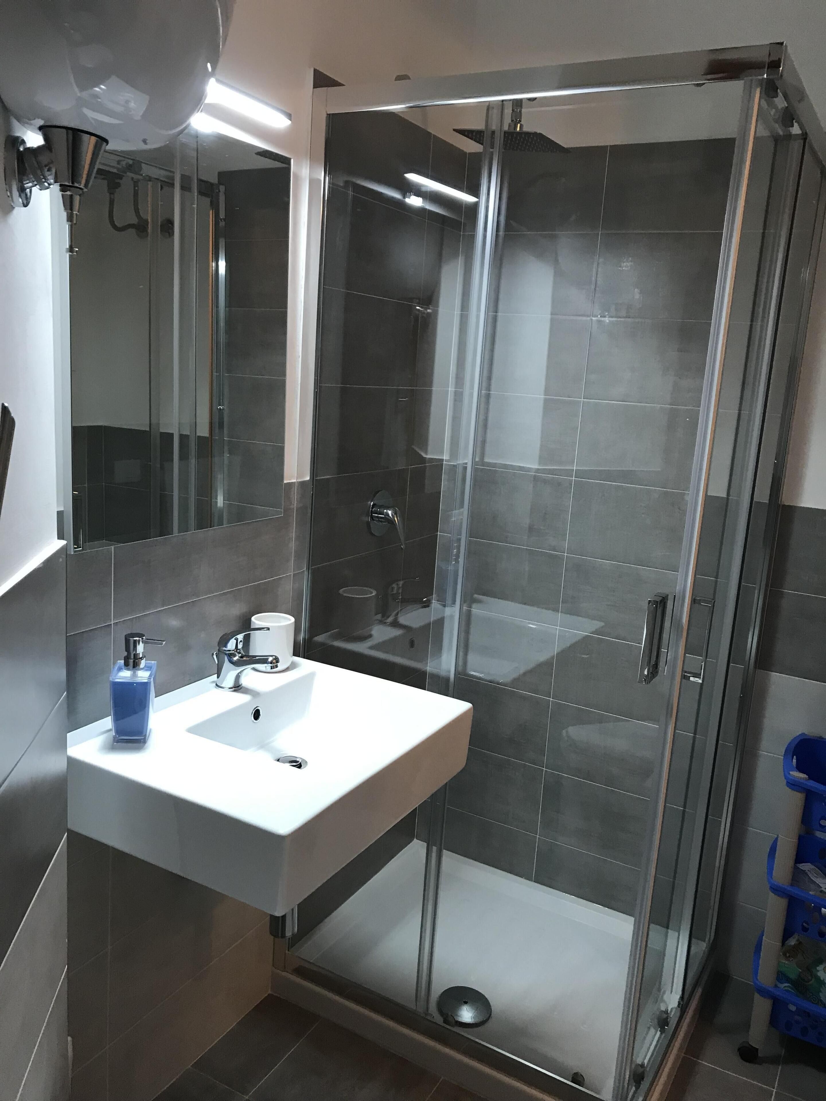 Een douche, een haardroger, een bidet, handdoeken