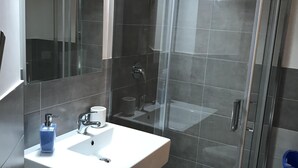 تجهيزات دش، مجففات شعر، مراحيض شطف، مناشف