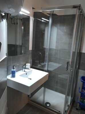 Dusj, hårføner, bidé og håndklær