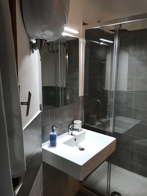 Shower, hair dryer, bidet, towels - House in one of the most beautiful maritime places in Italy (San Vito Lo Capo)