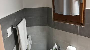 Douche, sĂšche-cheveux, bidet, serviettes fournies