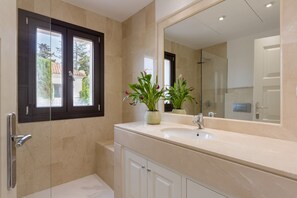 Ensemble baignoire-douche, baignoire à remous, séchoir à cheveux, bidet