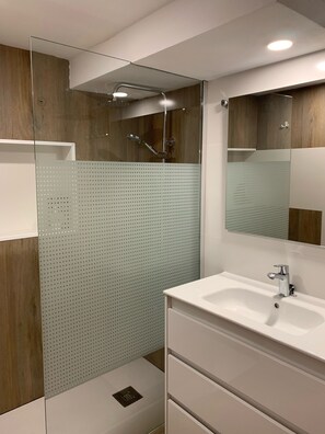 Shower, towels, soap - Apartment in Torre Valentina, 2 min from the beach (Calonge)