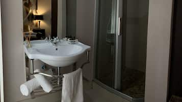 Standard Twin Room | Bathroom | Free toiletries, towels