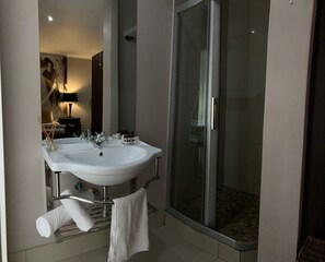 Standard Twin Room | Bathroom | Free toiletries, towels