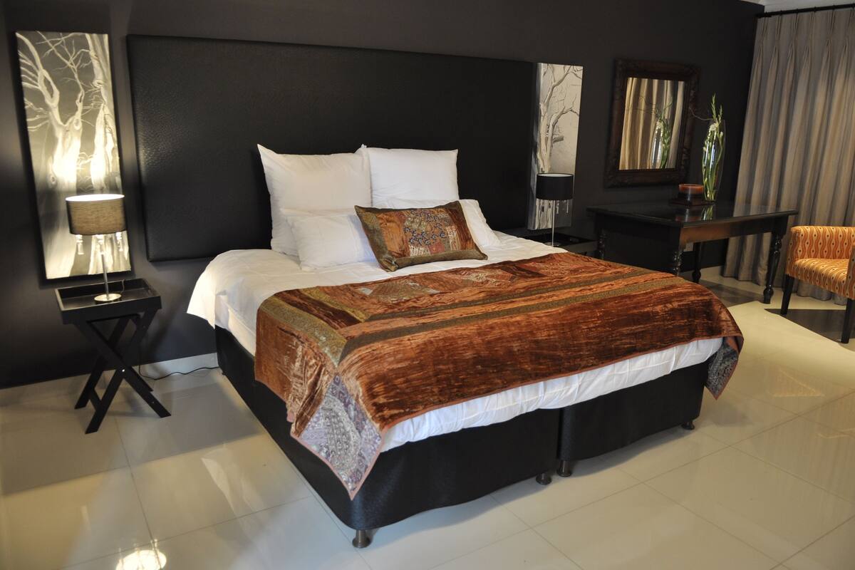 Kamar Quadruple Eksekutif | Meja kerja, ruang kerja ramah laptop, dan setrika/meja setrika