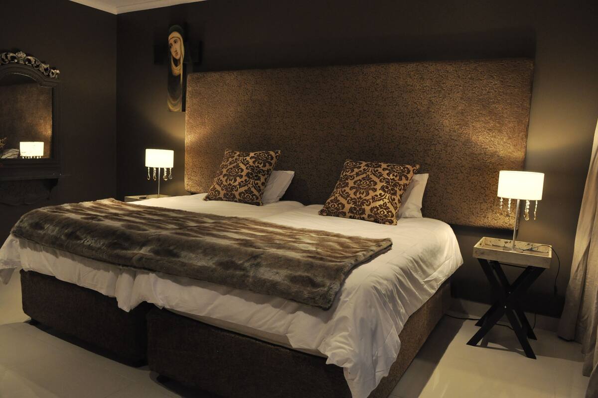 Kamar Eksekutif (Room 8) | Meja kerja, ruang kerja ramah laptop, dan setrika/meja setrika