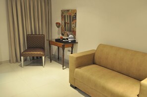 Standard Double Room (Queen) | Individually decorated, individually furnished, desk, laptop workspace - House and Heart Guest House (Vanderbijlpark)