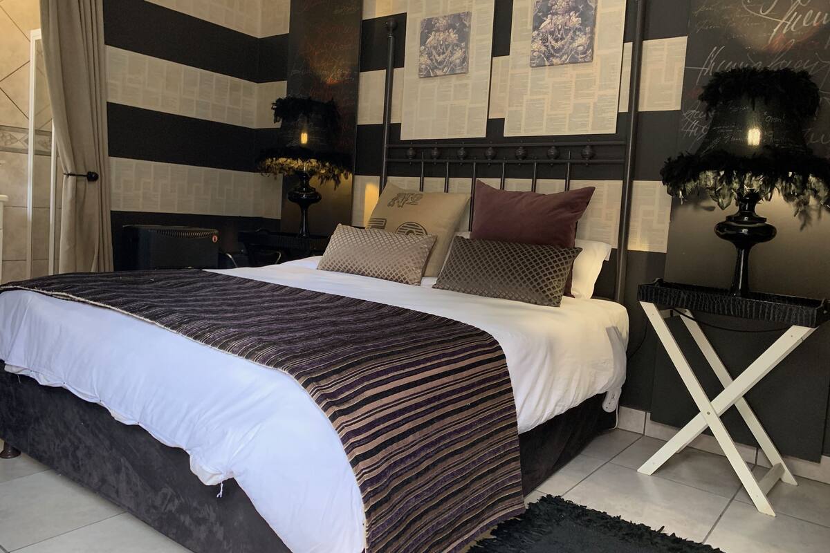 Kamar Double Standar (Queen) | Meja kerja, ruang kerja ramah laptop, dan setrika/meja setrika