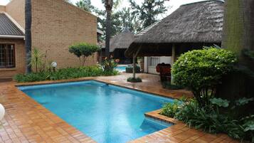 2 albercas al aire libre