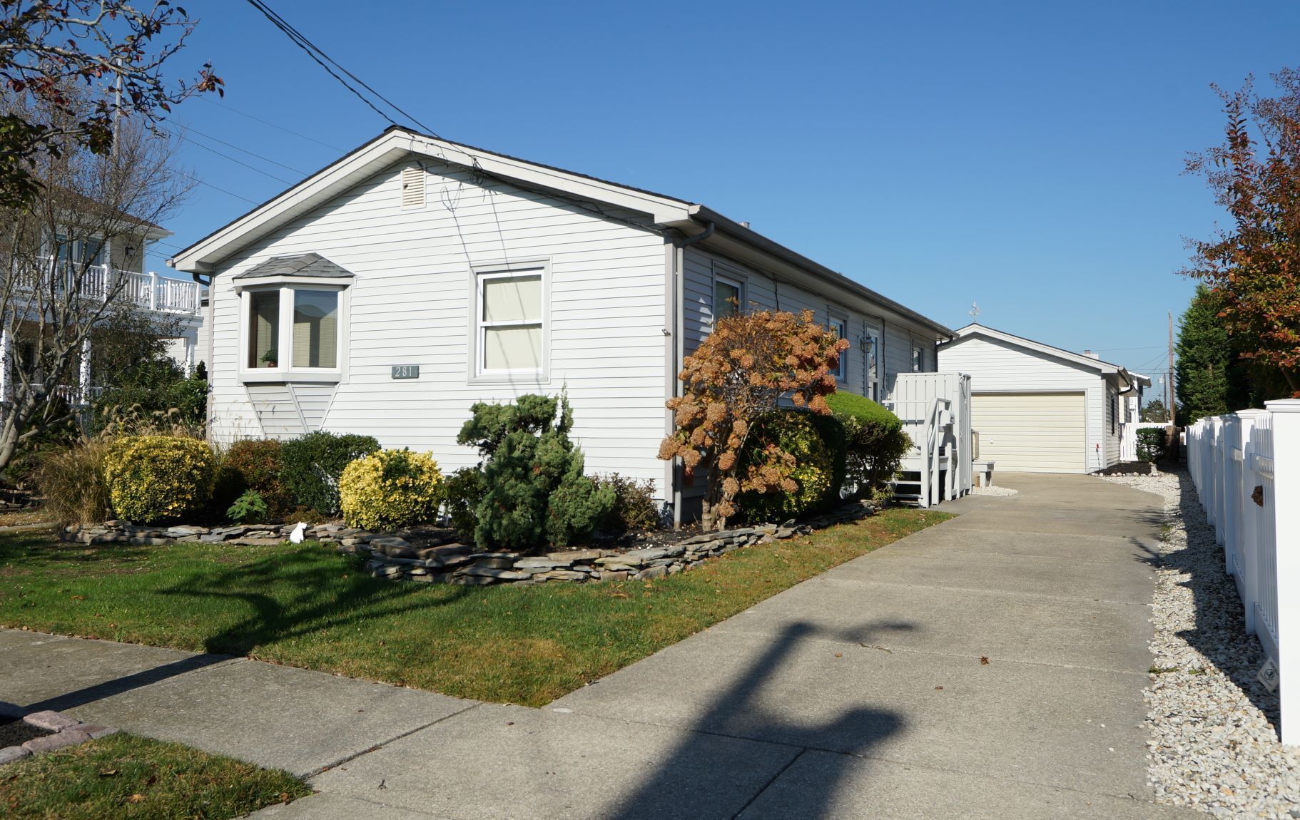 2 blocks to beach path. Several blocks to bay, public dock, and boat launching