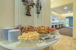 Café da manhã com buffet grátis todos os dias