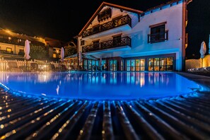 Kolam renang indoor dan kolam renang outdoor musiman