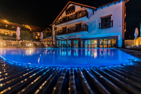 Indoor pool, seasonal outdoor pool, pool umbrellas, pool loungers