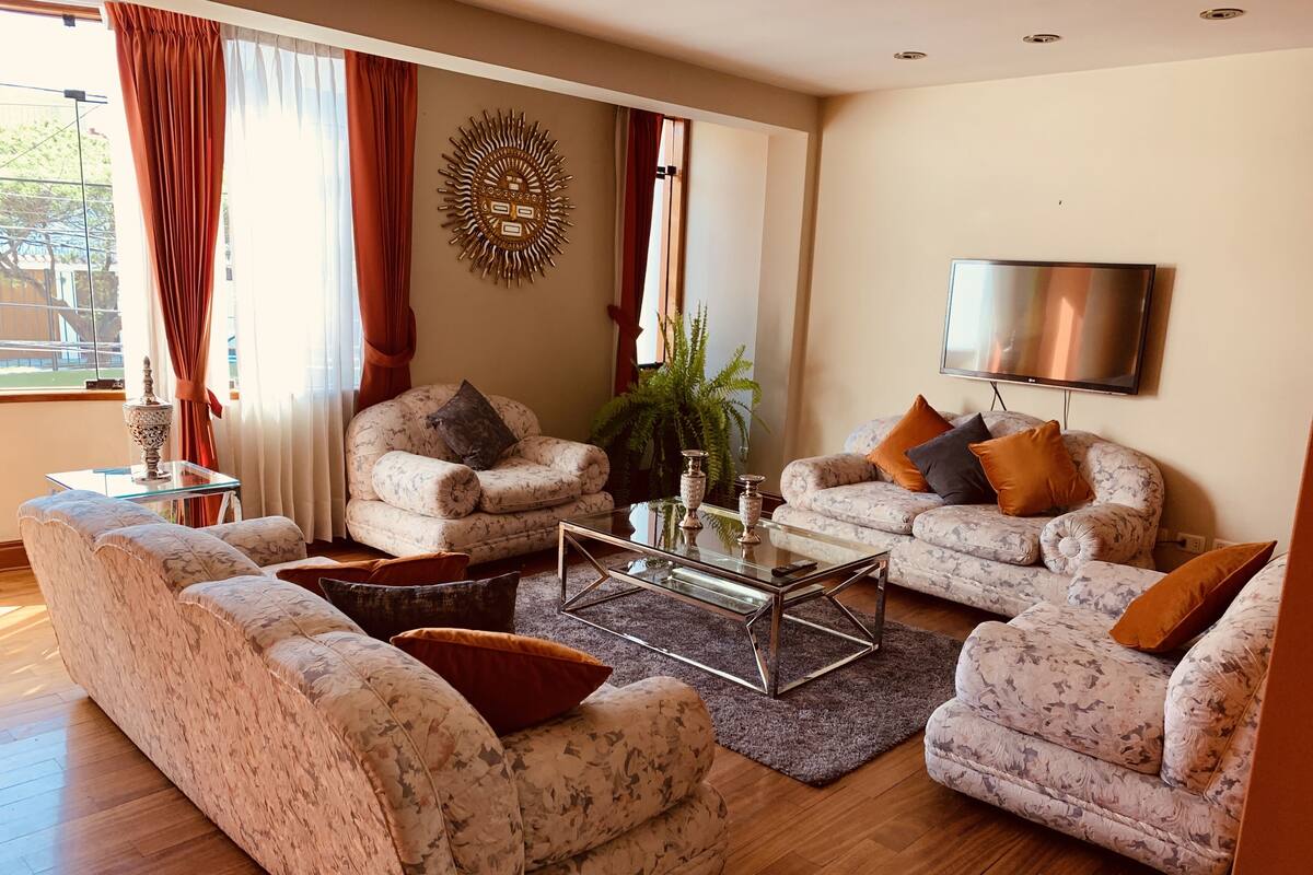 Dupleks, 2 kamar tidur | Ruang keluarga | Televisi LED 32-inci dengan saluran TV kabel, TV, dan Netflix