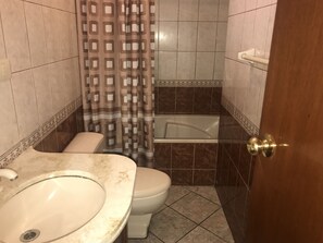 Shower, rainfall showerhead, free toiletries, hair dryer