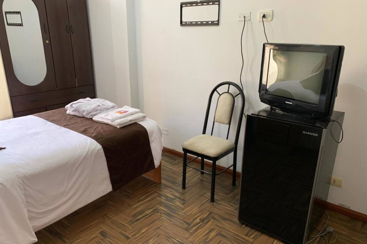 Seprai premium, ruang kerja ramah laptop, dan kedap suara