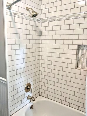 Badewanne, Haartrockner, Handtücher