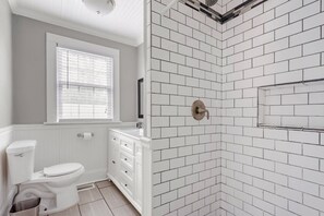 Badewanne, Haartrockner, Handtücher