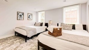 1 bedroom, iron/ironing board, WiFi, bed sheets - Cool Guest House. Close to Uptown. Walk Everywhere (Charlotte)