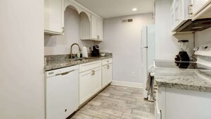 Coffee/tea maker, fridge, microwave, oven - Cool Guest House. Close to Uptown. Walk Everywhere (Charlotte)