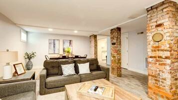 Una televisión, una oficina