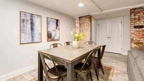 Dining - Cool Guest House. Close to Uptown. Walk Everywhere (Charlotte)