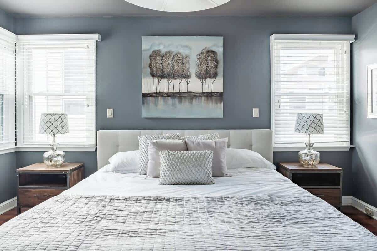 4 bedrooms, iron/ironing board, WiFi, bed sheets