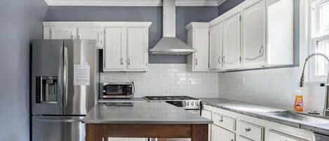 冰箱、微波炉、烤箱、炉灶