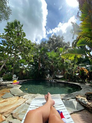 Una piscina al aire libre