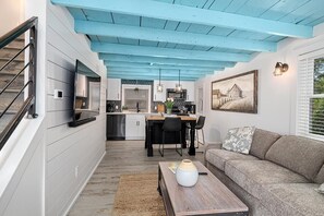 TV - Singapore Stable - Two Bedroom Cottage, Sleeps 4 (Saugatuck)