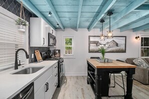 Refrigerador con freezer, microondas, horno, lavavajillas