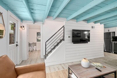 Singapore Stable - Two Bedroom Cottage, Sleeps 4