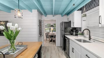 Full-size fridge, microwave, oven, dishwasher