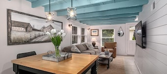 Singapore Stable hot tub walk to Saugatuck!