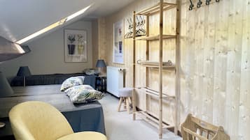 4 bedrooms, desk, iron/ironing board, travel cot