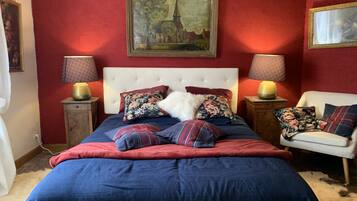 4 slaapkamers, een bureau, een strijkplank/strijkijzer, reisbedje