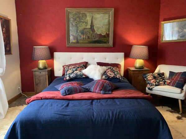 4 bedrooms, desk, iron/ironing board, travel cot