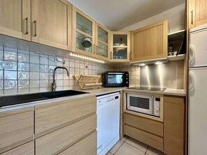 Coffee/tea maker, fridge, oven, stovetop - 3-star Apartment, 3 rooms, 6 ppl, terrace, garage - Briançon (Briançon)