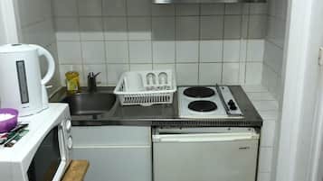 Een koelkast, een microgolfoven, een kookplaat, een waterkoker