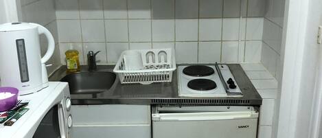 冷蔵庫、電子レンジ、コンロ、電気ポット