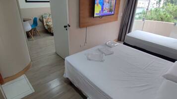 1 habitación, tabla de planchar con plancha, wifi gratis y ropa de cama