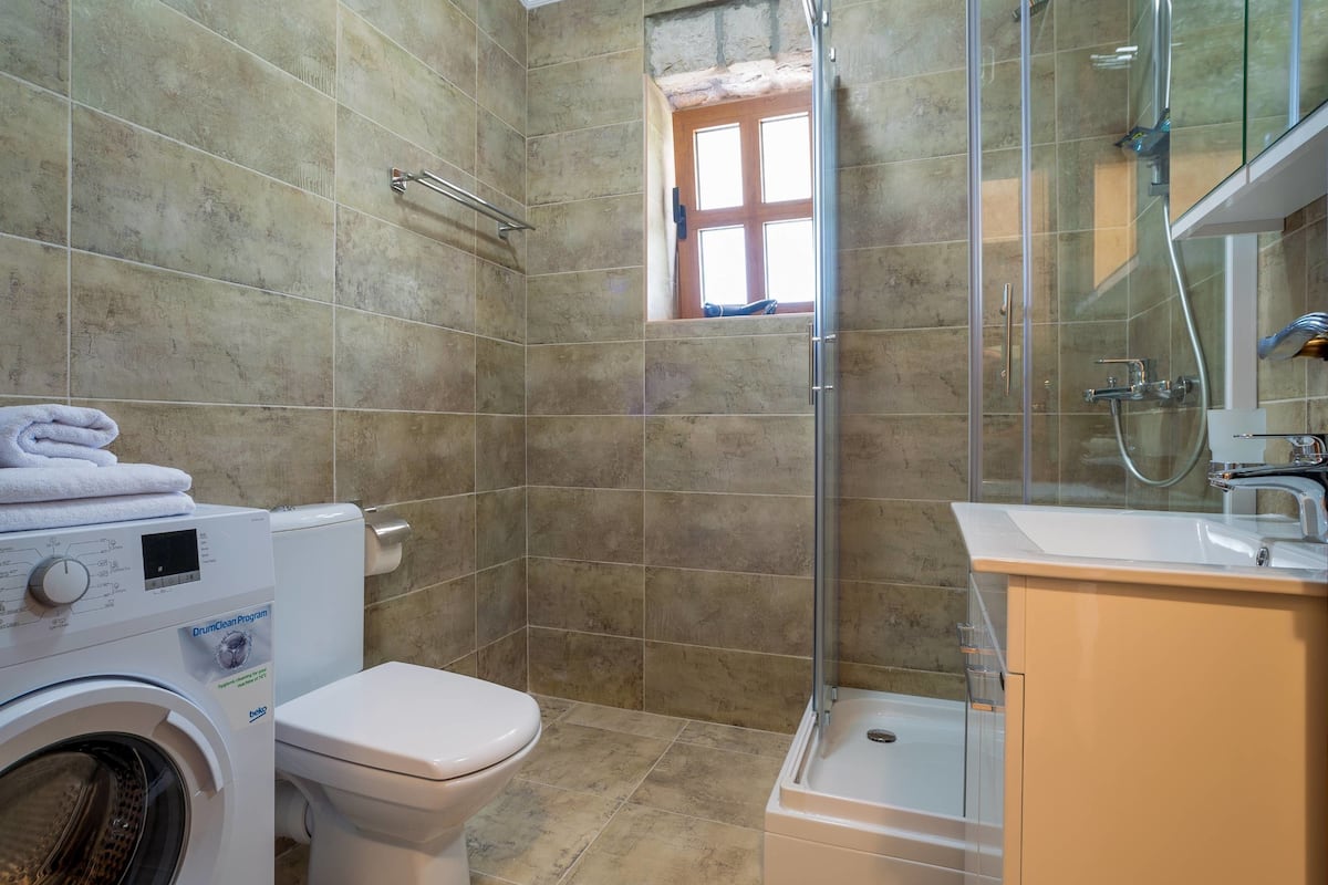 Premium Apart Daire | Banyo | Duş, ücretsiz banyo/kozmetik ürünleri, saç kurutma makinesi, havlu