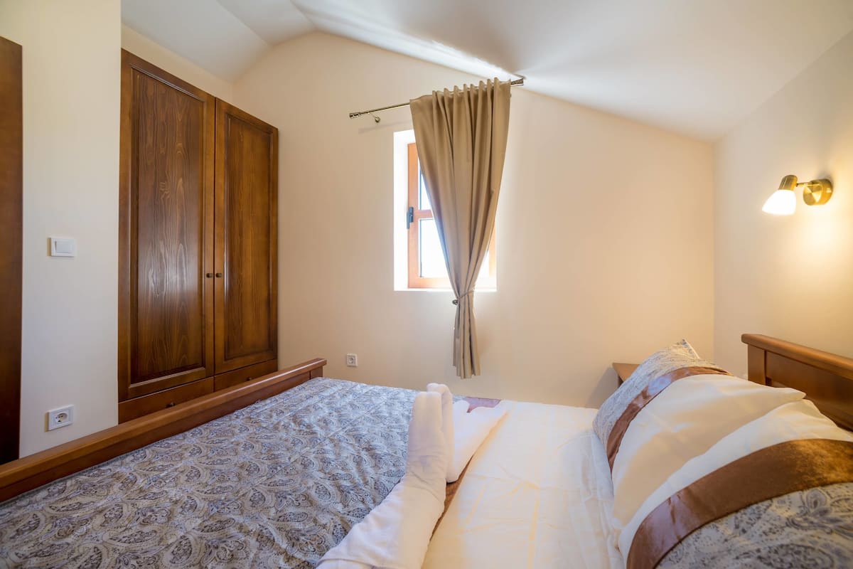 Deluxe Apart Daire | Ayrı ayrı dekore edilmiş, ayrı ayrı döşenmiş, masa