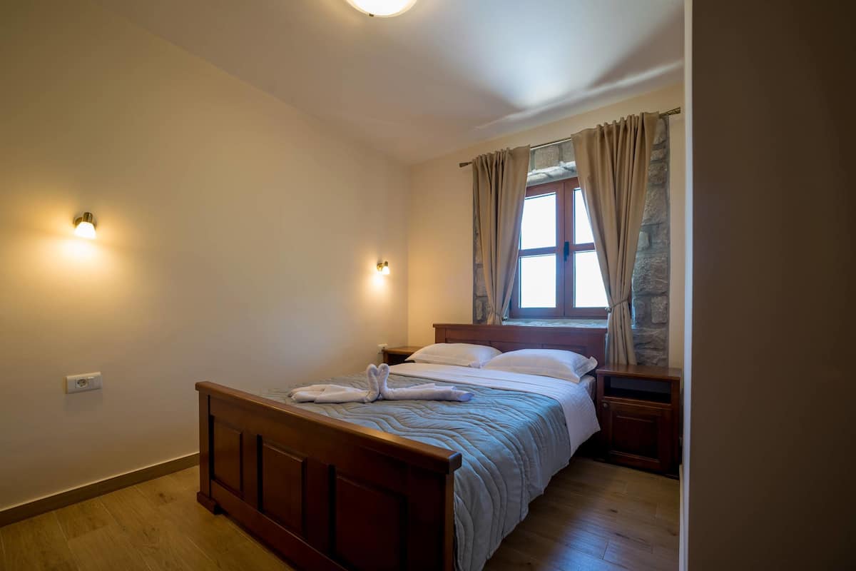 Premium Apart Daire | Ayrı ayrı dekore edilmiş, ayrı ayrı döşenmiş, masa