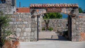 Property entrance - Villa Old Castle (Vranovici)