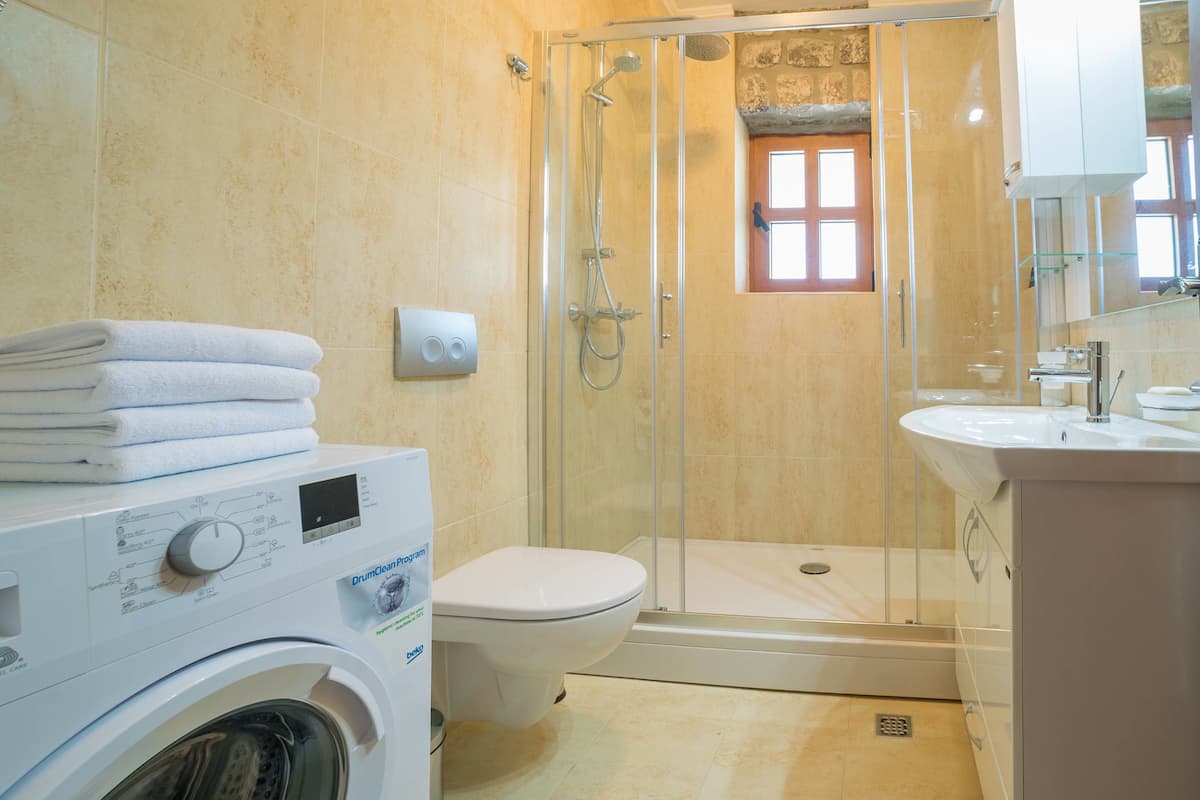 Exclusive Apart Daire | Banyo | Duş, ücretsiz banyo/kozmetik ürünleri, saç kurutma makinesi, havlu