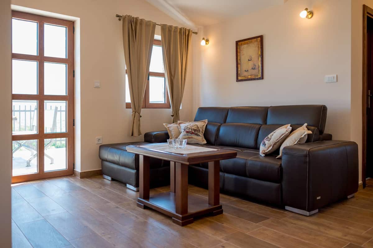 Deluxe Apart Daire | Ayrı ayrı dekore edilmiş, ayrı ayrı döşenmiş, masa