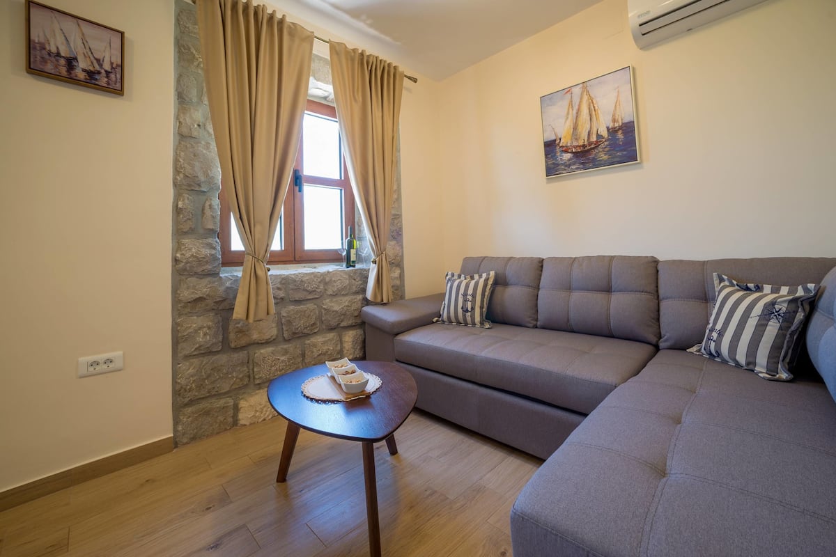 Premium Apart Daire | Ayrı ayrı dekore edilmiş, ayrı ayrı döşenmiş, masa